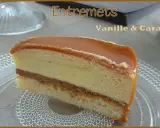 Tranche d'entremets vanille & caramel, un délice facile à réaliser.