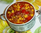Pyszne chili con carne przepis: sycące danie z mielonym mięsem, fasolą, kukurydzą i pomidorami w bogatym sosie. Idealne na chłodne dni.