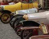 Reihe von Oldtimern, von denen jeder einen hohen schlumpf autosammlung wert hat. Gelb, weiß und rot sind die dominanten Farben.