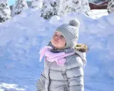 Bezpieczny spacer z dzieckiem: Temperatura, ubiór, smog. Poradnik