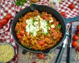 Herzhaftes Kritharaki-Gericht mit Hackfleisch, Tomaten und Feta in einer Gusseisenpfanne. Perfekt für leckere Kritharaki Rezepte.