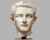 Marmorporträt eines jungen Mannes, der als Kaiser Roms identifiziert wird. Sein Haar ist kurz und wellig, die Augenhöhlen sind leer.