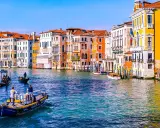 Gondole e vaporetti sul Canal Grande, un assaggio di cosa vedere a Venezia in due giorni.
