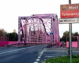 Różowy Most Tolerancji w Głogowie, jedna z głównych atrakcji miasta, prowadzi do Muzeum.
