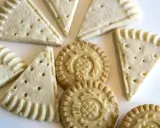 Biscuits sablés triangulaires et ronds, parfaits pour une recette shortbread. Ils sont saupoudrés de sucre.
