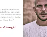 Gustaf Skarsgård, som likt Joseph Goldstein, förmedlar meditationstekniker med djup kunskap och lugn röst.