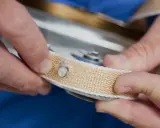 Manos ajustando la cuerda para cambiar el riel de la cortina.
