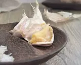 Ail confit au four, doux et doré, prêt à parfumer vos plats.