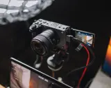Kamera z obiektywem i ekranem, gotowa do nagrywania. Zaawansowany **global shutter** zapewnia płynność obrazu.