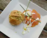 Matiga muffins med örter serveras med gravad lax, en klick gräddfil och citronzest.