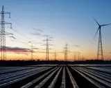 Strommasten und Windrad im Abendrot, ein Symbol für die grüne energie schweden.