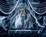 DJ set con effetti di fulmini e luci, un'atmosfera elettrizzante per le canzoni techno del momento.