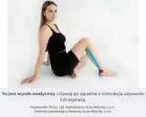 Kobieta z taśmą na łydce i stopie, wskazującą na rehabilitację nerwu skórnego bocznego uda.