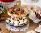 Słodkie przekąski na imprezę: babeczki, tartaletki z owocami, cake pops i ciasto.