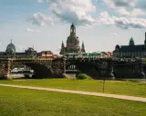 Most okazały z widokiem na zabytkową architekturę Drezna, w tym Frauenkirche. Idealna trasa spacerowa wzdłuż rzeki.