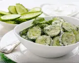 Mizeria z ogórków w sosie śmietanowym, idealna na lekki posiłek. Niskie mizeria kcal.