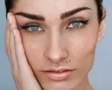 Sourcils parfaits, regard intense. La microblading durée est une technique pour des sourcils toujours impeccables.