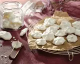Luftige Baiser-Häppchen, perfekt für vegane aquafaba rezepte. Ein Glas voller süßer Leckereien und ein paar auf einem Gitter.