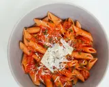 Penne w sosie pomidorowym z ziołami i parmezanem. Idealny przepis na zdrowy makaron, który zachwyci smakiem.