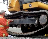 Jak założyć gąsienice w koparce? Bezpieczny montaż krok po kroku
