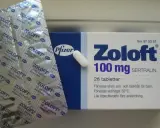 Opakowanie leku Zoloft 100 mg z sertraliną, stosowanego w farmakoterapii.