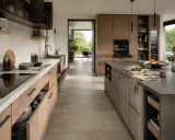 Cuisine moderne avec îlot central, plan de travail en pierre, armoires en bois et un grand espace circulation.
