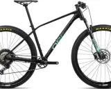 Czarny rower górski Orbea z zielonym logo. Opony Maxxis, amortyzator RockShox.