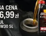 Olej silnikowy Motul 8100 X-cleanEFE 5W30 5L wylewany do silnika.