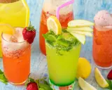 Färgglada drinkar med frukt och is. Perfekt för ett sommardrink recept.