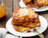 Pile de pain perdu salé doré, nappé de sirop et garni de beurre fondant. Un délice pour le petit-déjeuner.