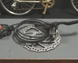 Zestaw hamulców hydraulicznych Shimano z tarczą. Dowiedz się, jak wyregulować hamulce hydrauliczne w rowerze, by zapewnić sobie bezpieczeństwo.
