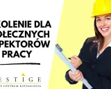 Uśmiechnięta kobieta w żółtym kasku i garniturze, trzymająca clipboard. Reklama szkolenia dla społecznych inspektorów pracy.