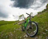 Zielony rower 26 cali na jaki wzrost? Idealny na górskie wyprawy, czeka na przygodę pod burzowym niebem.