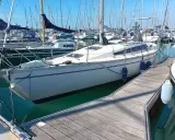Voiliers blancs amarrés dans un port, prêts pour le départ au lever du soleil. 34 avis.