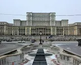 Pałac Parlamentu w Bukareszcie, imponująca budowla, którą warto zobaczyć. Zbliża się zima, a plac przed nim jest pusty.