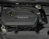 Silnik Volvo V40 D2 z widocznym logo Volvo na czarnej osłonie.