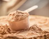 Miarka z proszkiem, idealna jako nutridrink dla osób dializowanych, tworzy małe górki na blacie.