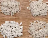 Cztery rodzaje ryżu na drewnianym tle. Wybór odpowiedniego ryżu to klucz do idealnego risotto.