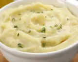 Puszyste puree ziemniaczane z gałązkami tymianku. Idealne, gdy chcesz wiedzieć, jak zrobić puree.