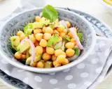 Deliciosa ensalada de garbanzos y aguacate, con cebolla morada y semillas de lino. Fresca y nutritiva.