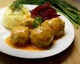 Pulpety w sosie pomidorowym bez smażenia, podane z puree ziemniaczanym i buraczkami. Pyszny, domowy obiad.