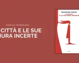 La copertina del libro "La città e le sue mura incerte" di Haruki Murakami, con una figura stilizzata che emerge da un muro di mattoni rossi.