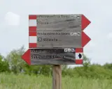 Cartello segnaletico per il trekking in Val d'Orcia: Pienza, Vitaleta e San Quirico d'Orcia.