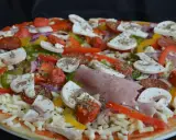 Pizza maison aux épeautre, garnie de champignons, poivrons, oignons, jambon et chorizo.