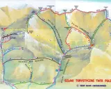 Mapa turystyczna Tatr z zaznaczonymi szlakami z Doliny Chochołowskiej, prowadzącymi przez szczyty i przełęcze.