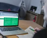 Osoba sprawdza na laptopie informacje o tym, co to jest subkonto w ZUS, przeglądając stronę internetową Zakładu Ubezpieczeń Społecznych.