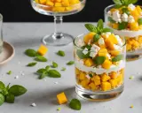 Verrine mangue salée : dés de mangue fraîche, fromage blanc crémeux, éclats de noix et feuilles de menthe, une explosion de saveurs.