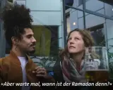 Ein Mann mit vollem Haar und eine Frau sprechen. Er fragt: "Aber warte mal, wann ist der Ramadan denn?" Die Fastenzeit im Islam ist ein wichtiges Thema.