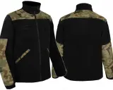 Czarna bluza z naszywkami i kamuflażem na ramionach i kołnierzu, idealna dla miłośników stylu militarnego. Bluza grom.