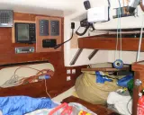Aménagement bateau : tableau électrique, GPS, radio, compas et rangement.